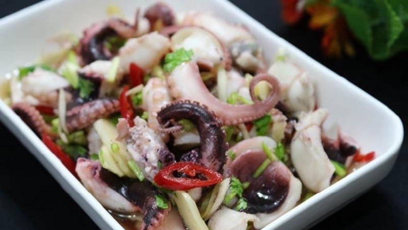 Hình ảnh đĩa bạch tuộc nướng đã hoàn thành, trông rất hấp dẫn